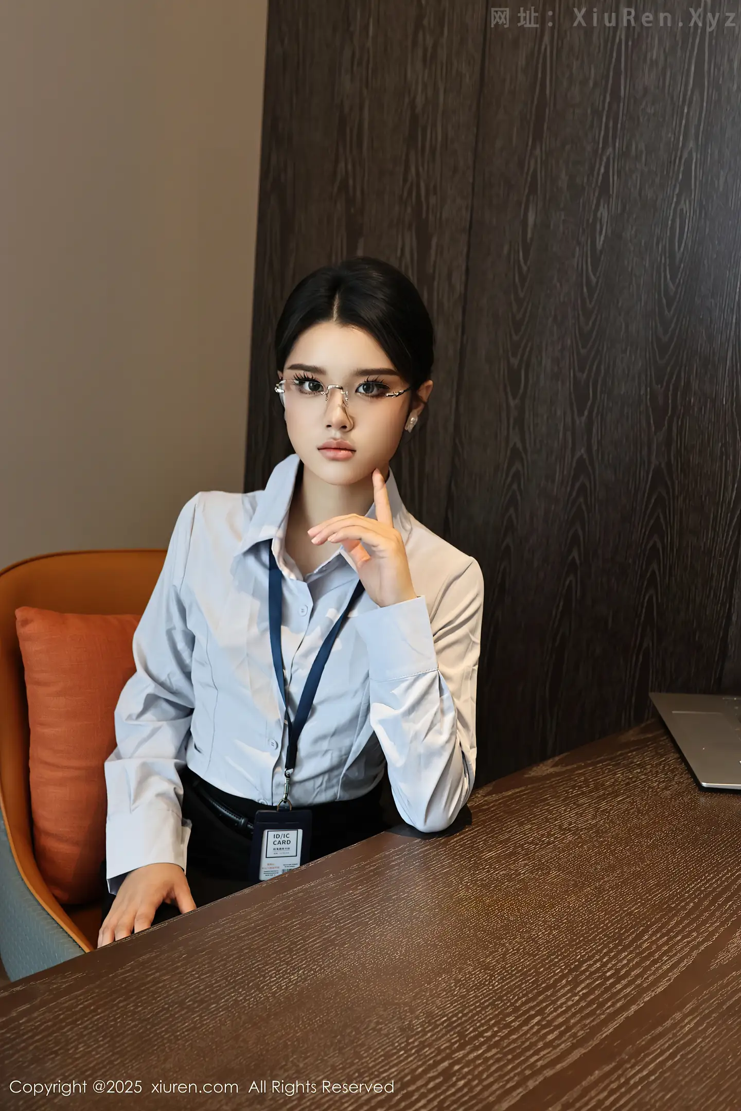 图片[5]-[XiuRen秀人网]VOL.10674 模特糯梨子性感蓝色衬衫配黑短裙露超薄肉丝秀曼妙身姿诱惑写真60P-秀人网官方网站